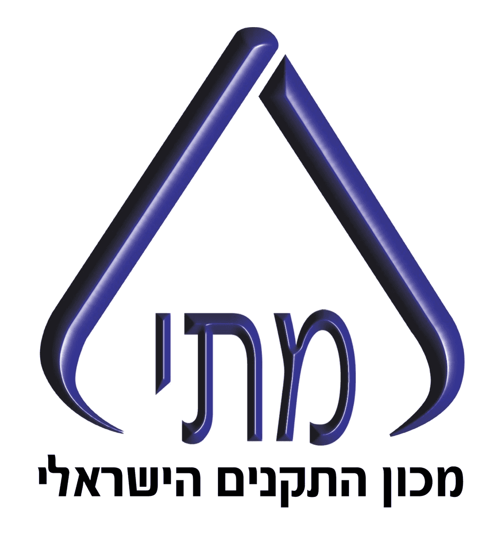 לוגו של המכון הישראלי לתקינה, הכולל אותיות עבריות כחולות מסוגננות היוצרות צורה משולשת, עם טקסט עברי נוסף מתחת – המסמל אמינות עבור תחזוק חוות שרתים וחוות שרתים לחברות.